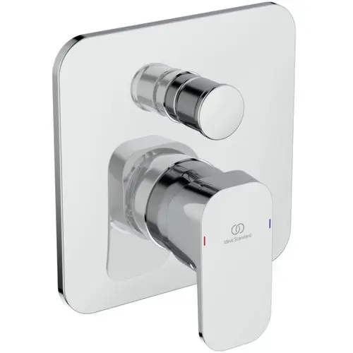 Chromene Badearmatur mit quadratischer Rosette und drei Steuerungselementen von Ideal Standard, geeignet für Wandmontage.